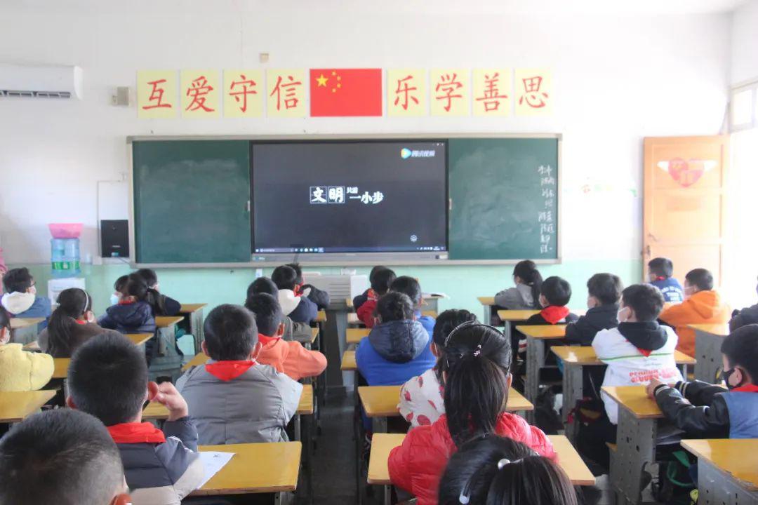 寻乌县城南小学:学无“纸”境 “慧”学“慧”玩
